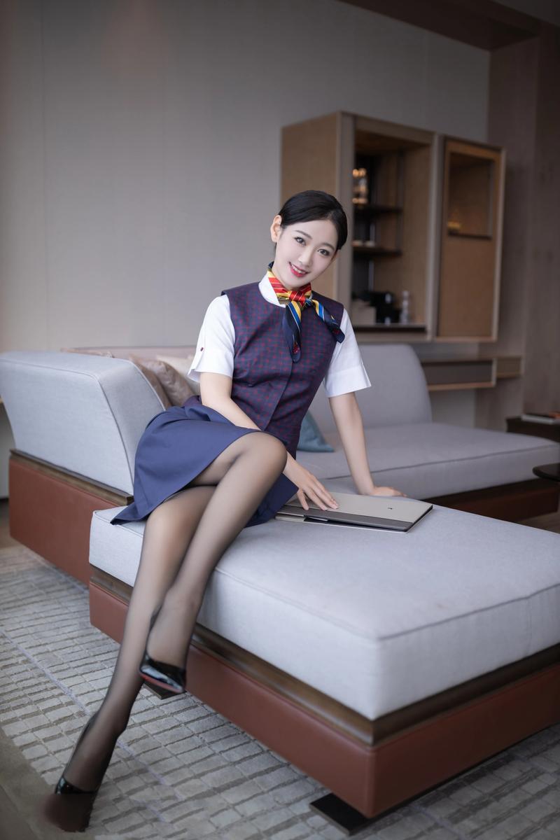 长腿制服诱惑：令人心跳加速的视觉盛宴