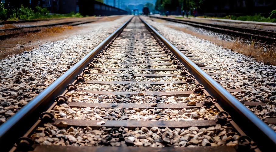 火车和铁轨哪个先发明的?看完这篇你就懂了!