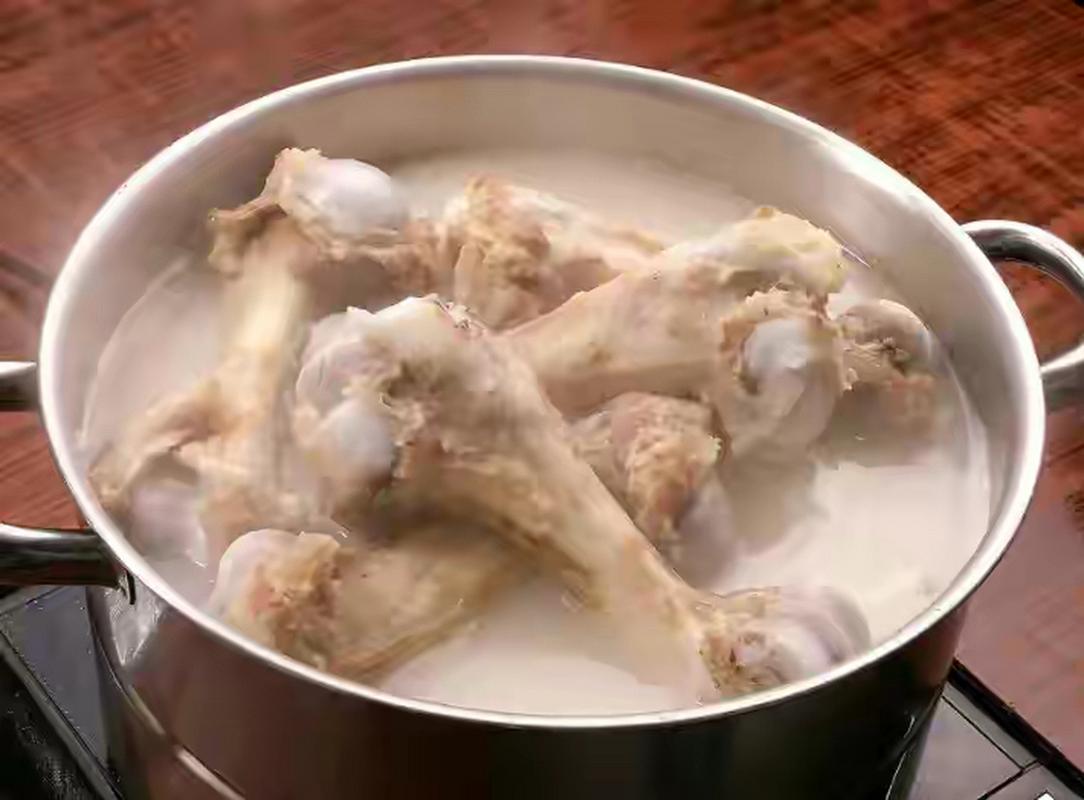 骨头汤含钙量和自来水差不多？喝骨头汤真的能补钙吗？