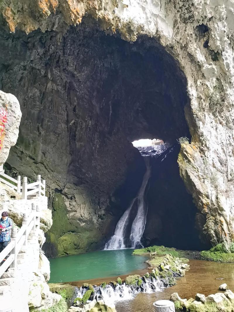 畅游龙宫：贵州安顺龙宫，感受喀斯特地貌的魅力