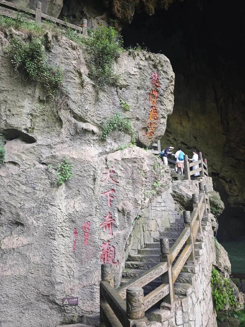 畅游龙宫：贵州安顺龙宫，感受喀斯特地貌的魅力