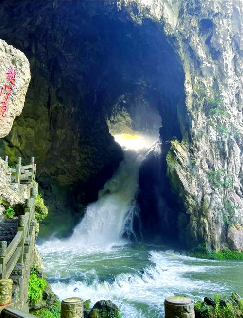 贵州龙宫：探秘喀斯特奇观，感受人间仙境