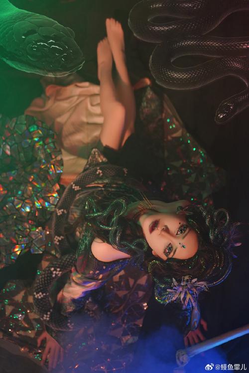 惊艳！这位蛇姬cos惊艳全场，性感火辣身材引关注