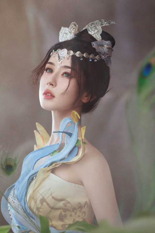 惊艳！这位蛇姬cos惊艳全场，性感火辣身材引关注