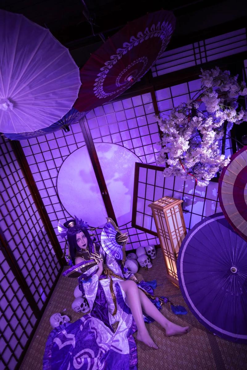 惊艳！这位蛇姬cos惊艳全场，性感火辣身材引关注