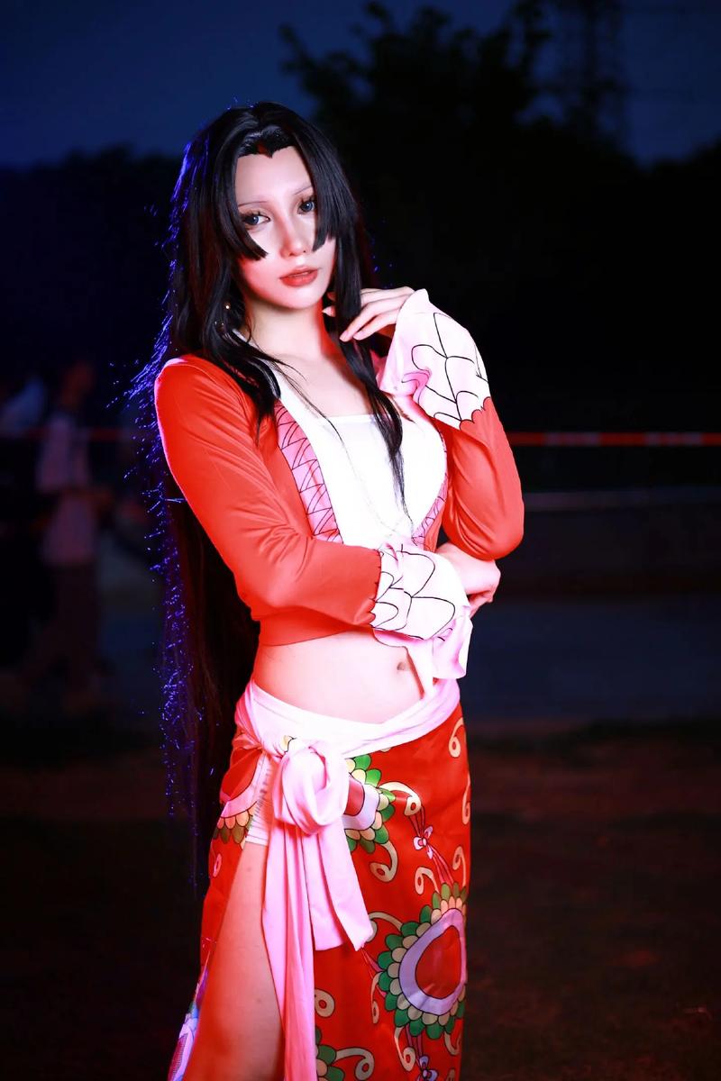 惊艳！这位蛇姬cos惊艳全场，性感火辣身材引关注