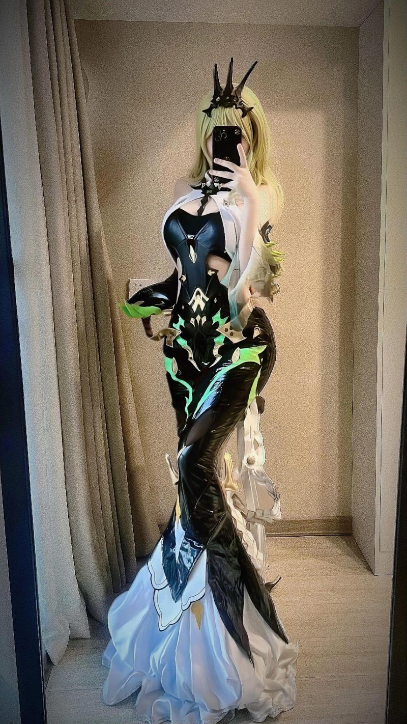 惊艳！这位蛇姬cos惊艳全场，性感火辣身材引关注