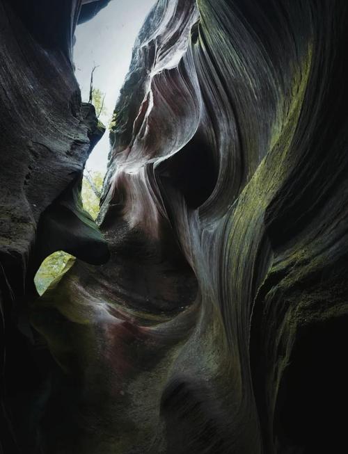 探秘女王谷：震撼人心的高山峡谷奇观
