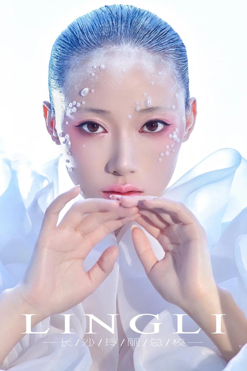 想拥有杂志封面妆容？手机化妆就能轻松实现！