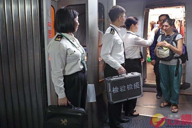 Paper Please中文版：海关检查员的严峻挑战