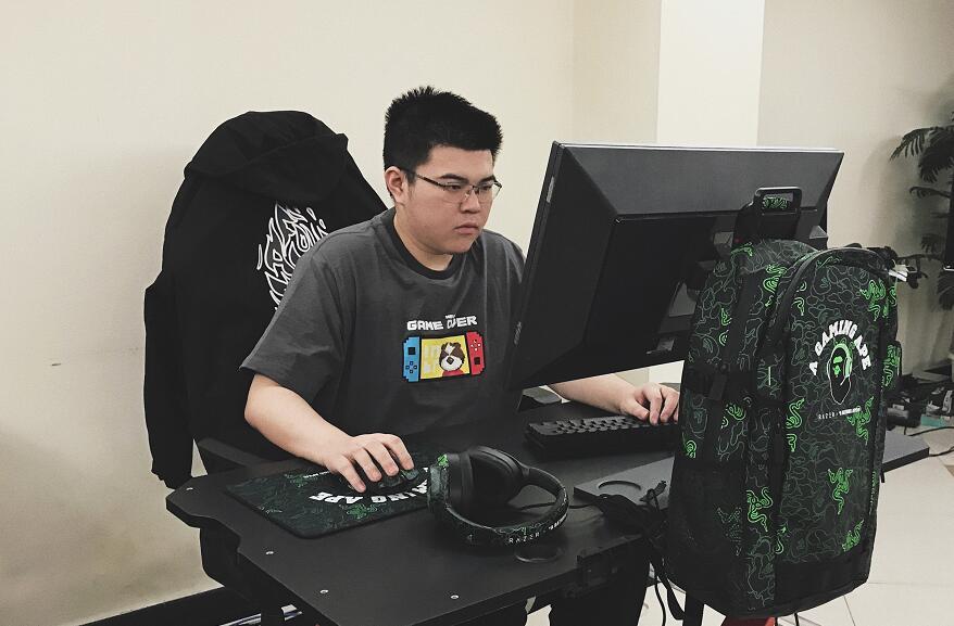 LGD韦神：LOL传奇中单的辉煌与低谷