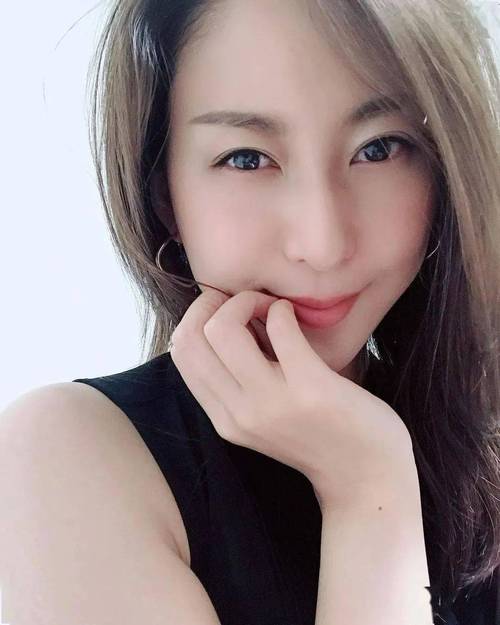 想看偶像人妻？这里提供最新更新地址！