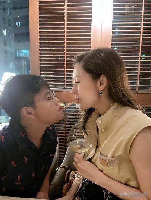 我为情狂绅士游戏：真人互动体验，揭秘三上悠亚隐退事件
