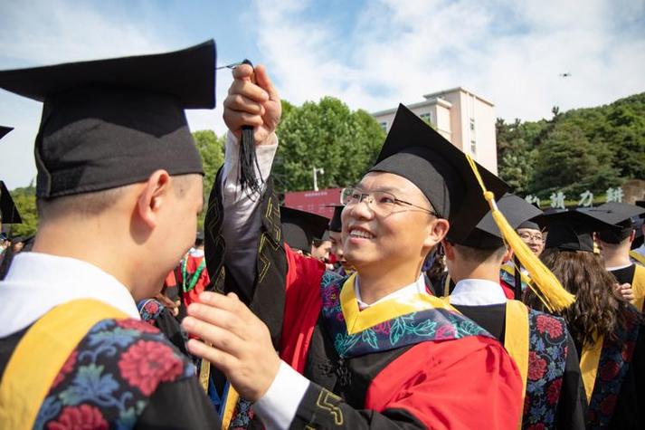 为什么毕业典礼要拨流苏？拨流苏的寓意和象征意义