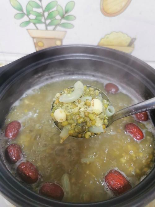 解暑神器：在家轻松煮出碧绿清澈的绿豆汤