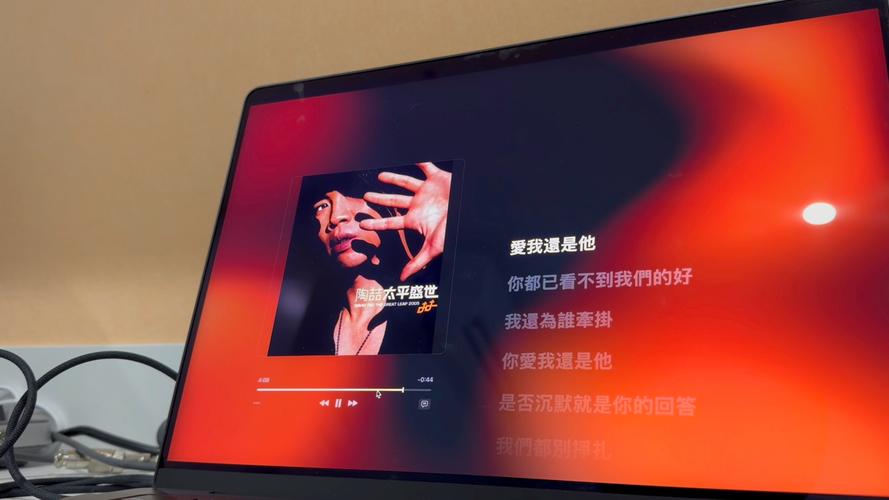 我爱他歌词是什么？深度解析歌曲背后的情感