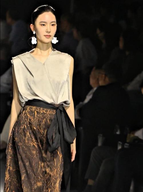 如何成为一名模特？从零基础到T台秀场