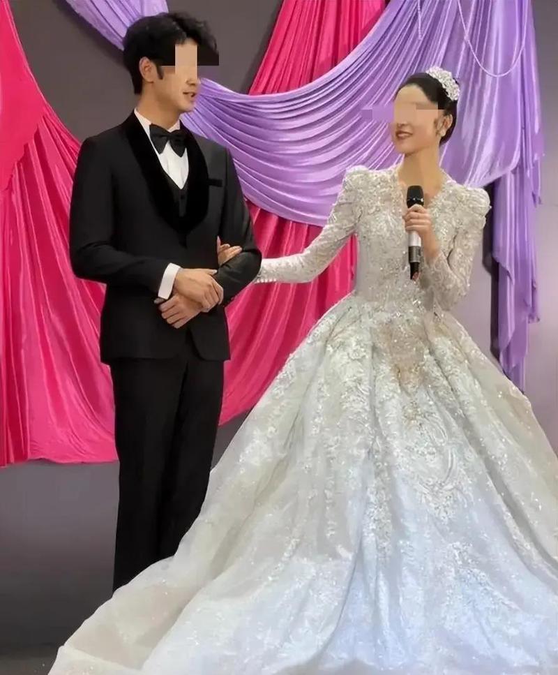 新娘大爆发！婚礼现场怒追逃婚新郎