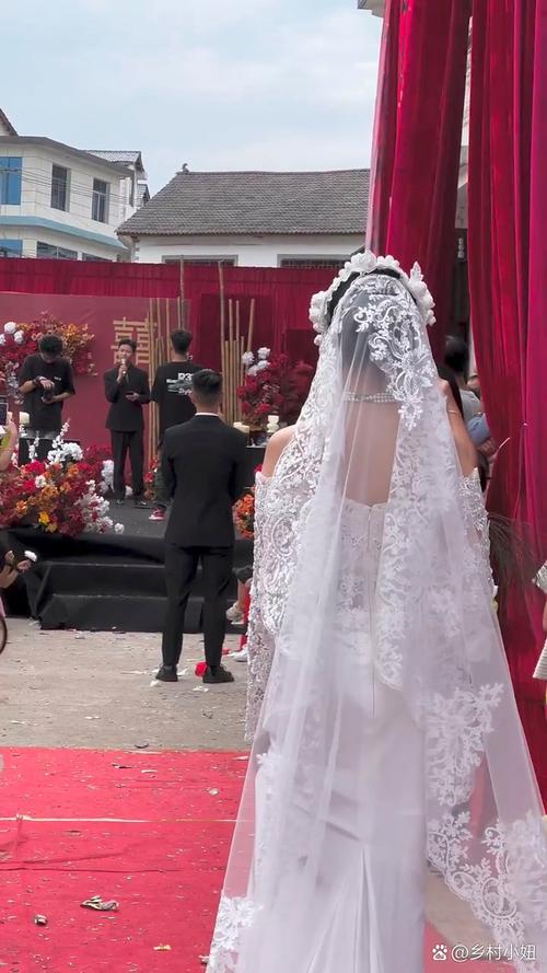 新娘大爆发！婚礼现场怒追逃婚新郎
