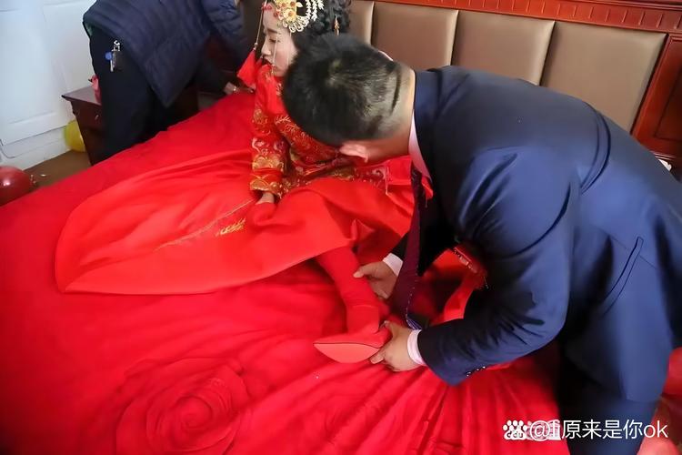 新娘大爆发！婚礼现场怒追逃婚新郎