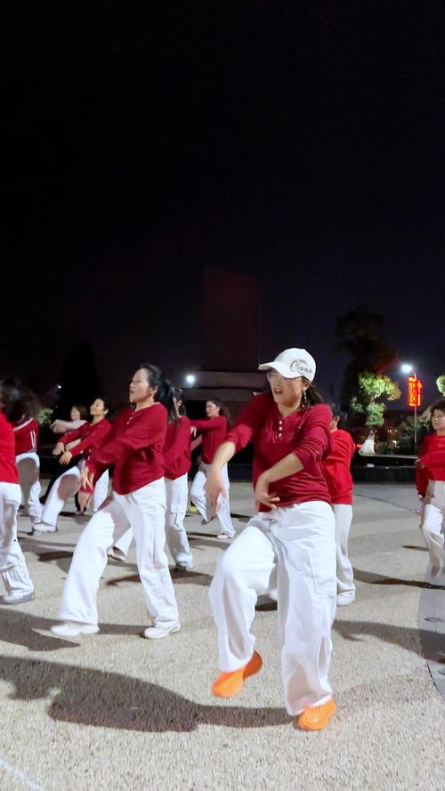 就爱广场舞：燃情夏日，激情广场，一起跳就爱广场舞
