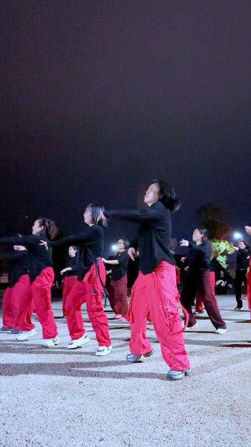 就爱广场舞：燃情夏日，激情广场，一起跳就爱广场舞
