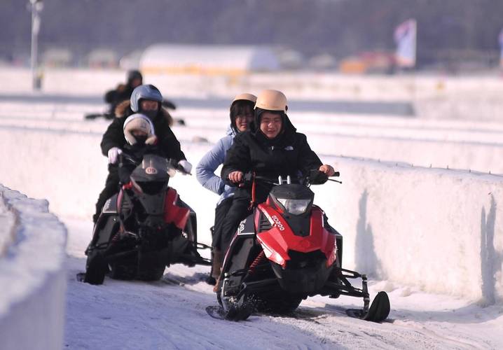 雪地摩托车租赁指南：玩转冰雪，安全又刺激的体验