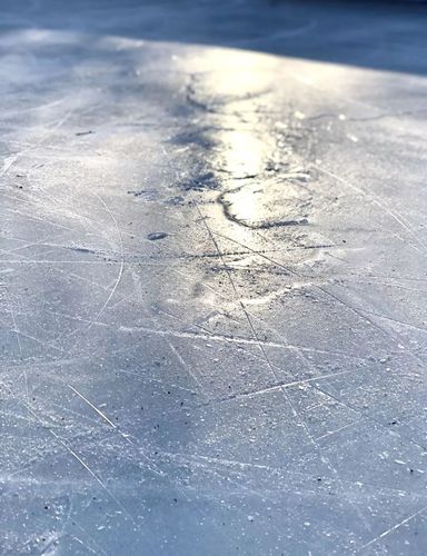 滑冰场冰面的秘密：为什么是白色而不是透明的？