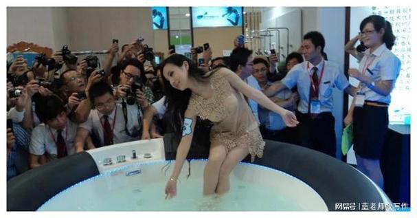 干露露车展再现！低胸装扮引爆全场！