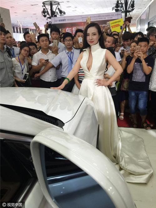 干露露车展再现！低胸装扮引爆全场！