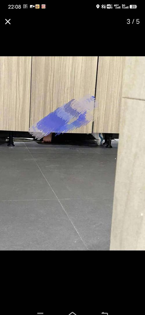 男子偷拍女厕露毛，学校严惩！这教训深刻吗？