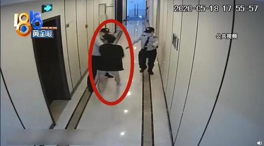 男子偷拍女厕露毛，学校严惩！这教训深刻吗？