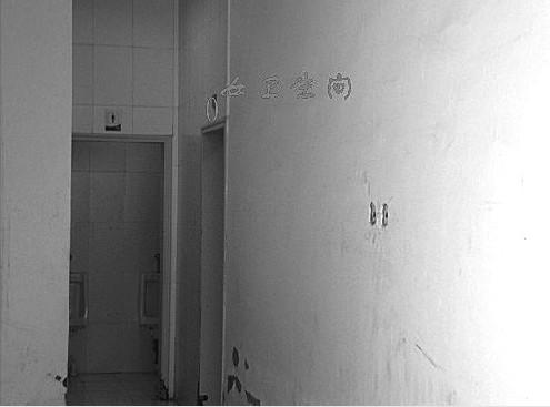 男子偷拍女厕露毛，学校严惩！这教训深刻吗？