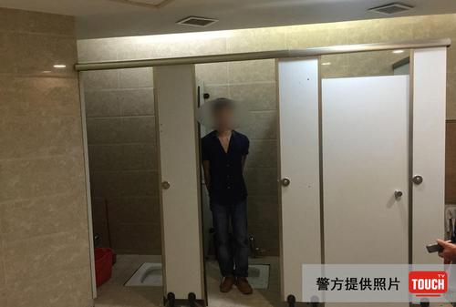男子偷拍女厕露毛，学校严惩！这教训深刻吗？