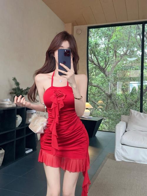 寻找红色紧身衣？这里有各种款式任你挑选