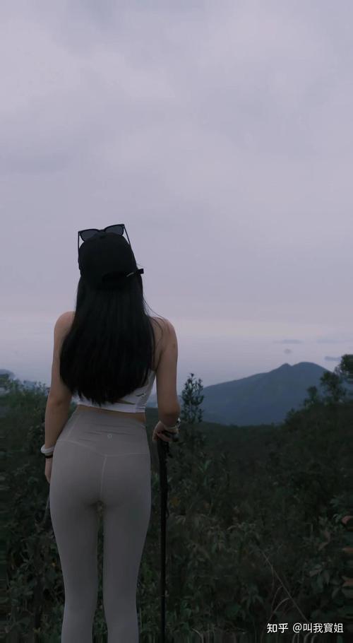 爬山穿瑜伽服为什么火？热梗起源故事大公开