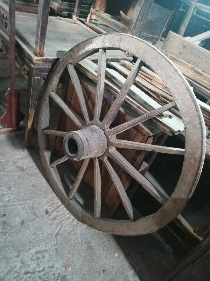 最早的轮胎是什么颜色？轮胎为啥后来都变黑了