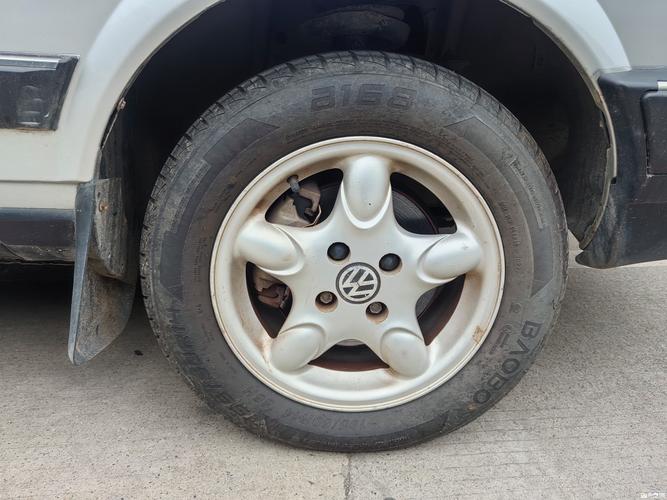 最早的轮胎是什么颜色？轮胎为啥后来都变黑了