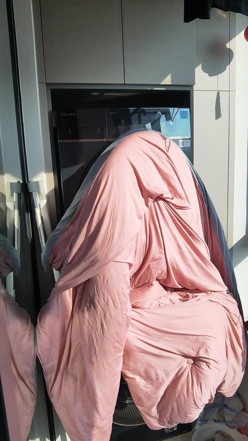 隔着玻璃晒被子有用吗？实验结果揭秘真相太意外！