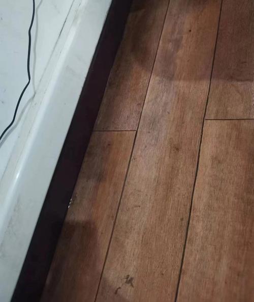 塑料落在木地板上说了句我爱你背后的故事是什么？看看这3个真实分享！