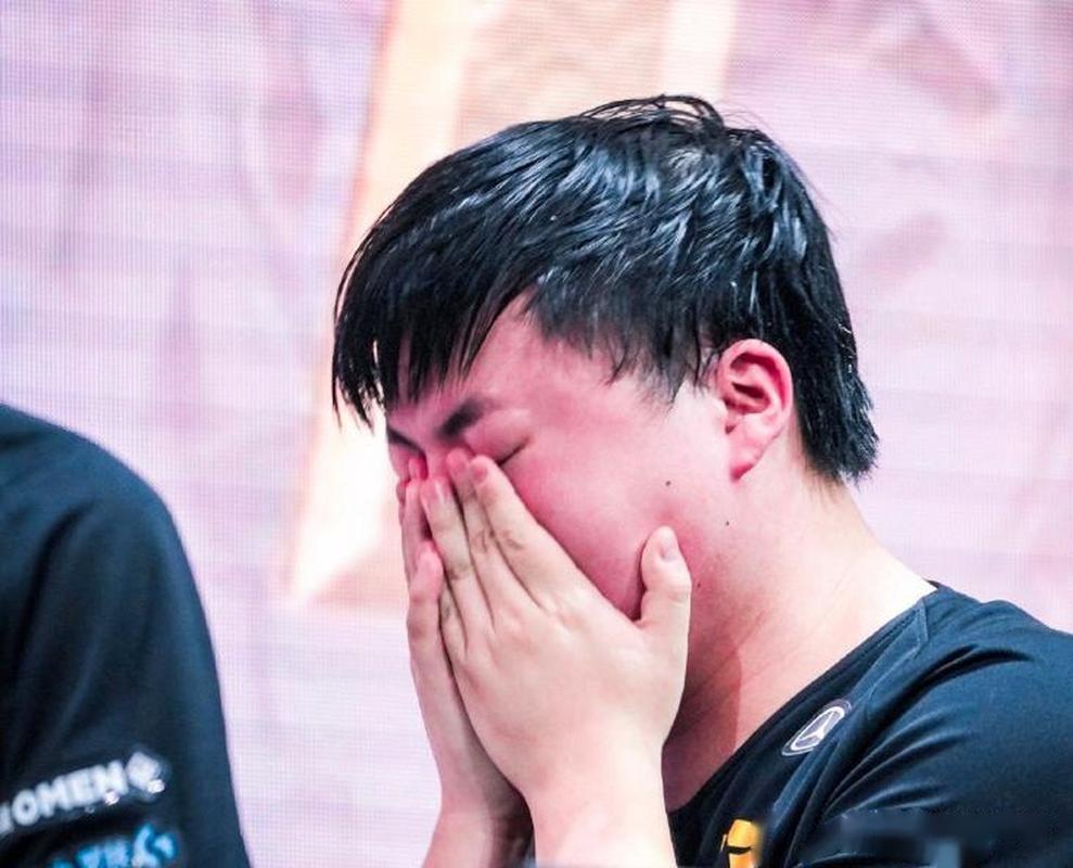 uzi落泪现场视频曝光，数万网友表示看哭了