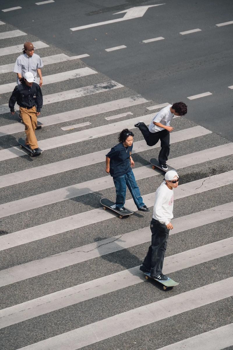 街头滑板男孩选场地秘诀城市里这5个地方最出片