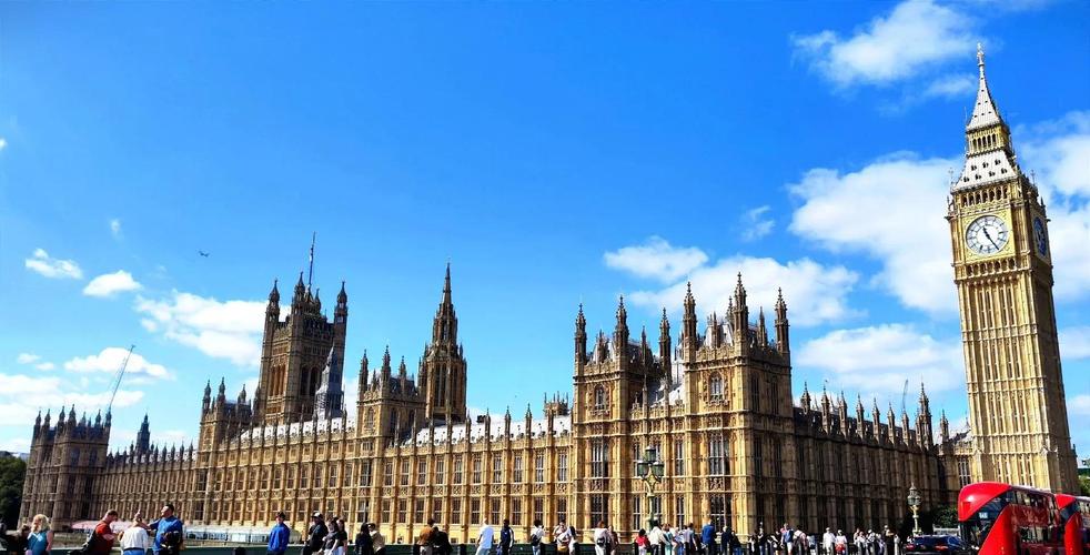 威斯敏斯特议会大厦和教堂，哪个更值得参观？（建筑对比）