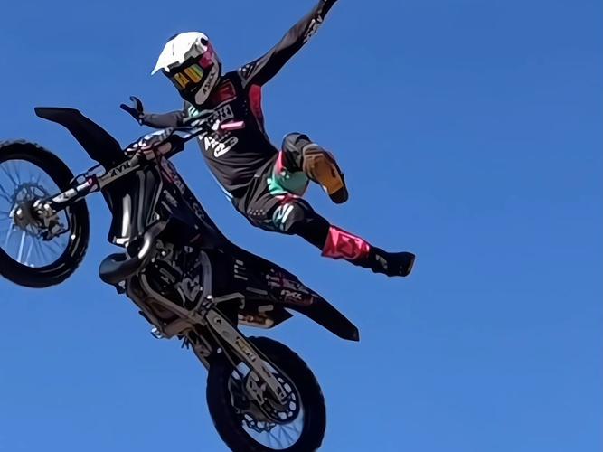 疯狂越野摩托车特技教学！2个基础腾空动作详解