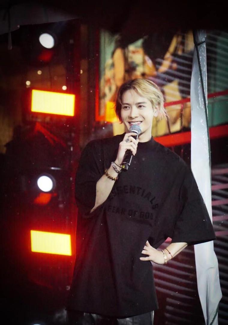 王嘉尔泰国遇私生拖拽下车案例警示意义？(行业反思安全经验)