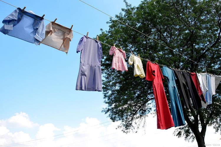 放在阴凉处慢慢晾干的衣服发硬咋解决?柔软处理4个秘诀
