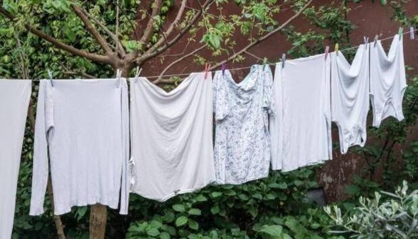 放在阴凉处慢慢晾干的衣服发硬咋解决?柔软处理4个秘诀