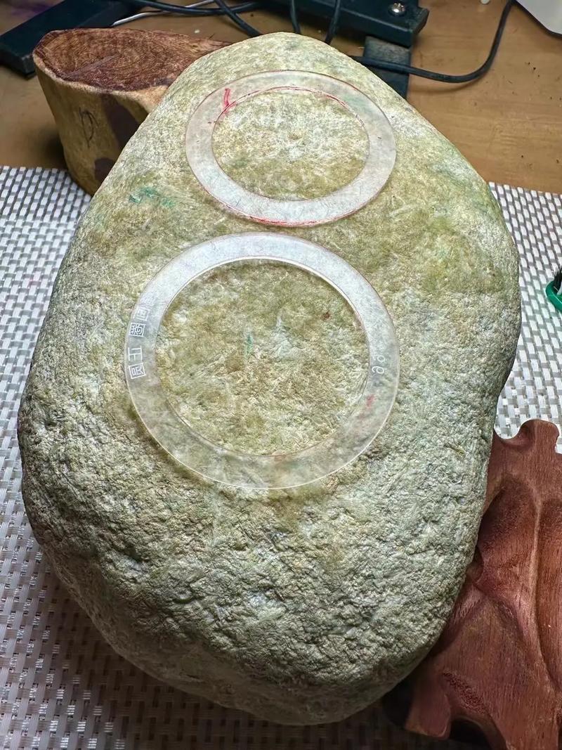 翡翠原石交易吧靠谱吗?3招教你避开假货陷阱