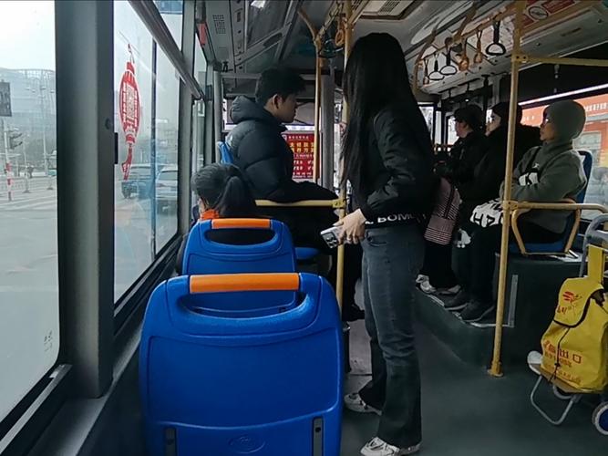 站在公交车里抓着摇曳的手环哪个姿势好?(避开摇晃轻松站更稳)