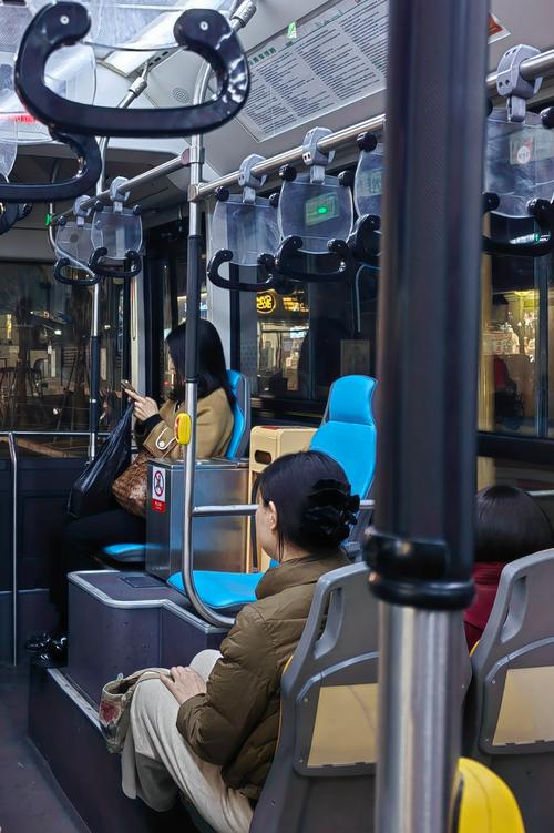 站在公交车里抓着摇曳的手环哪个姿势好？(避开摇晃轻松站更稳)